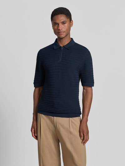 Männermodel trägt Regular Fit Poloshirt mit kurzem Reißverschluss von MCNEAL, Dunkelblau, Strukturmuster, Baumwoll-Mix mit Viskose-Anteil, Polokragen, Ganzkörperansicht von vorne.
