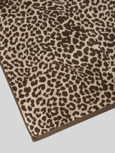 Produktfoto, Handtuch mit Animal-Print von Jake*s Casual aus Reine Baumwolle, rechteckige Form, braun-beiger Allover-Look, strukturierte Oberfläche.