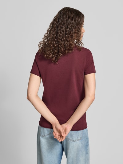 Frauenmodel trägt Regular Fit T-Shirt aus reiner Baumwolle 'ONLLUCY' von ONLY in Dunkelrot, glatte Textur, Damen T-Shirt, Ganzkörperansicht Rückansicht.