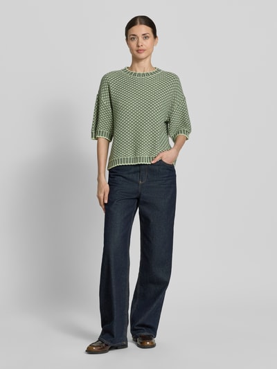 Frauenmodel trägt Strickpullover mit 1/2-Arm Modell 'Catina Pilla' von MSCH Copenhagen aus Baumwoll-Mix im Gerader-Schnitt, Ganzkörperansicht von vorne.