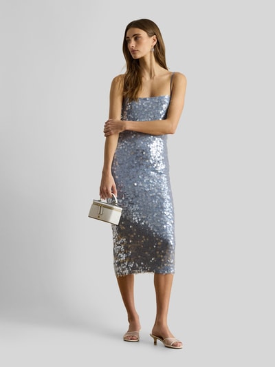 Vrouwenmodel draagt Cocktailkleid mit Pailletten van Lauren Ralph Lauren in metallic look, aansluitende pasvorm, midilengte, spaghettibandjes, totaalbeeld frontaal.
