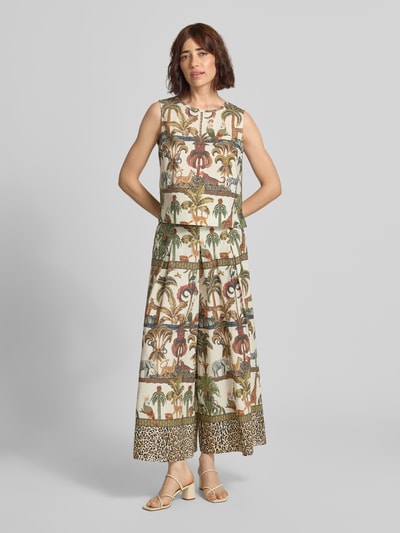 Frauenmodel trägt Wide Leg Hose im Allover-Look von MORE & MORE aus reiner Baumwolle mit elastischem Bund, Ganzkörperansicht von vorne.