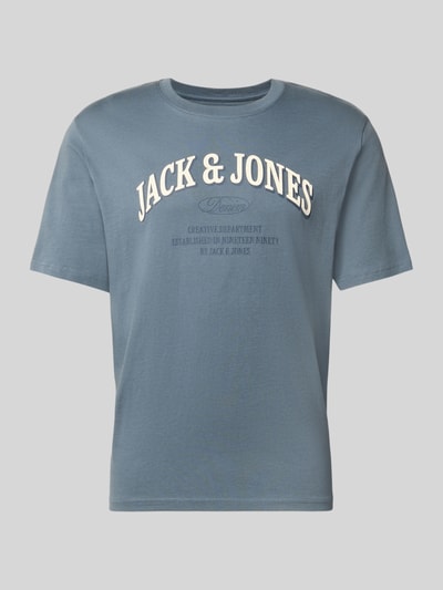 Produktfoto, Regular Fit T-Shirt aus reiner Baumwolle Modell 'Denver' von JACK & JONES in Blau mit weißem Logo-Print und glatter Textur, Rückenlänge 69 cm bei Größe M