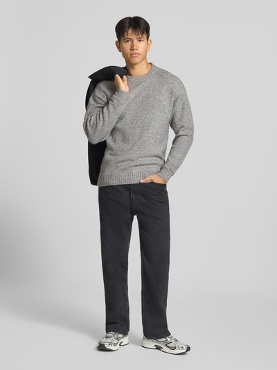 Männermodel trägt Strickpullover mit Rundhalsausschnitt Modell 'SOHO OLLIE' von JACK & JONES, grauer Material-Mix, Ganzkörperansicht von vorne.