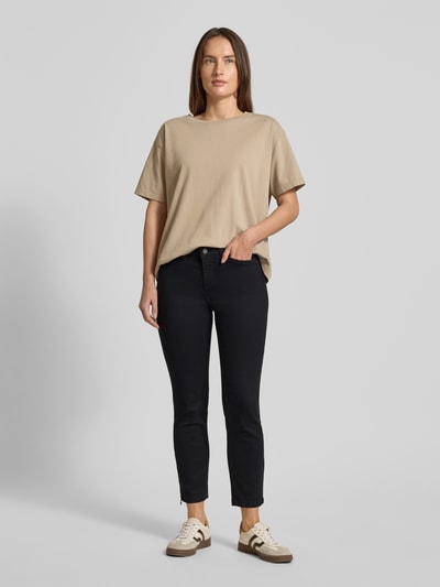 Frauenmodel trägt Skinny Fit Jeans in verkürzter Passform Modell 'DREAM CHIC' von MAC, Baumwoll-Mix mit Stretch-Anteil, Eingrifftaschen, Ganzkörperansicht von vorne.