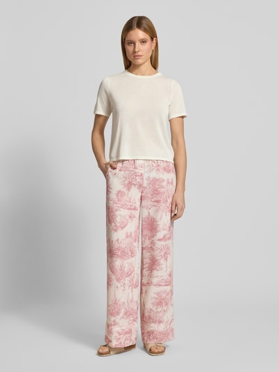 Vrouwenmodel draagt stoffen broek van SEDUCTIVE, relaxed fit, all-over look, model 'VIOLETTA' met elastische band, vooraanzicht volledige lichaamsopname.