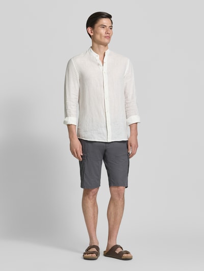 Männermodel trägt Relaxed Fit Cargoshorts aus reiner Baumwolle Modell 'FILE' von s.Oliver RED LABEL, Optik: Unifarben, Ganzkörperansicht von vorne.