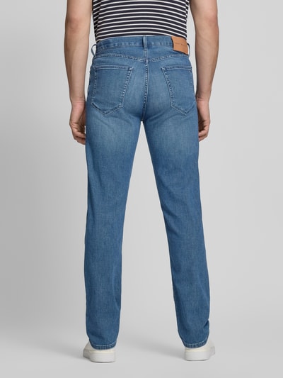 Mężczyzna nosi Regular Fit Jeans aus Baumwoll-Mix von Tommy Hilfiger, stylizowana na denim, nity, naszywka z logo, 5 kieszeni, mieszanka bawełny, ganzkörperansicht rückansicht.