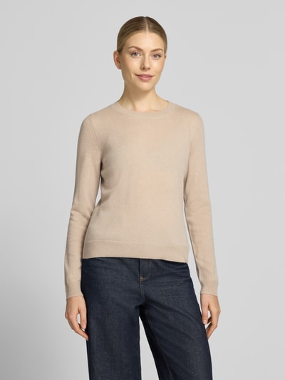 Kobiece modelka nosi Slim Fit sweter z dzianiny Slim Fit Strickpullover aus reinem Kaschmir od Christian Berg Woman, beżowy, krój slim fit, taliowany, elastyczne wykończenia, długość tyłu w rozmiarze S: 54 cm, długość rękawów: 65 cm, widok całej sylwetki od przodu.