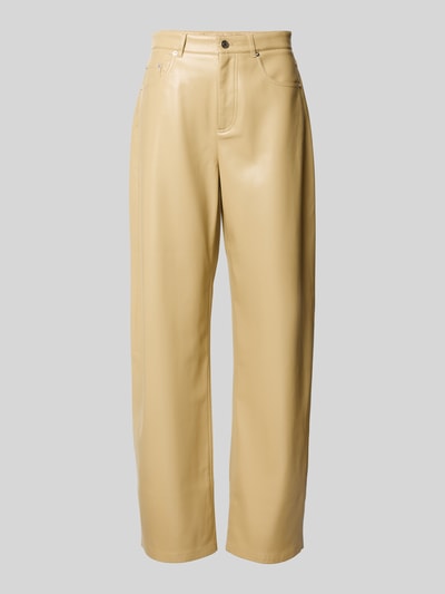 Produktfoto, Straight Fit Hose in Leder-Optik von Nanushka in Beige mit 5-Pocket-Design, Gürtelschlaufen, Knopf- und Reißverschluss, glatte Textur.