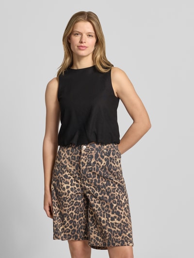 Frauenmodel trägt Regular Fit Top aus Viskose-Leinen-Mix Modell 'GOA' von Only, Optik: Unifarben, Flammgarn, Rundhals, Ballon-Rumpfabschluss, Nahaufnahme Oberkörper.