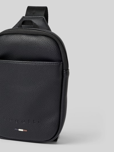 Produktfoto, torba na ramię Umhängetasche mit Label-Detail Modell 'RICO Crossbody Mini' od bugatti, czarna faktura, Główna przegroda z zamkiem błyskawicznym, detal z logo, szerokość w rozmiarze 1: 14 cm, długość w rozmiarze 1: 20 cm, głębokość w rozmiarze 1: 4 cm, długość paska: 85 cm