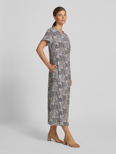 Vrouwenmodel draagt getailleerd Dames vrijetijdsjurk uit zuiver zijde Model 'CRESPO' van Weekend Max Mara, all-over bloemenmotief, midi, ronde hals, korte mouw, popeline, Ganzlichaamsaanzicht van voren.