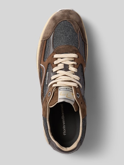Produktfoto, sneakersy z mieszanki skóry Model 'De Rezer' od Floris van Bommel, detal z logo, zaokrąglony krój, wysokość obcasa w rozmiarze 44: 4 cm, wysokość cholewki w rozmiarze 44: 8 cm, szerokość cholewki w rozmiarze 44: 9 cm