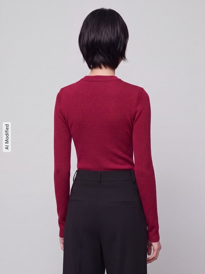 Vrouwenmodel draagt rode Slim Fit Pullover aus Woll-Mix mit Lyocell-Kaschmir-Anteil model 'Sallya' van HUGO, Dames Pullover, volledig silhouet achterkant, KI-modifiziertes Bild