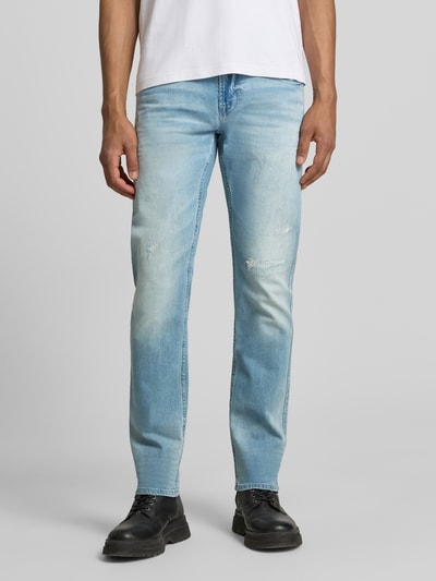 Männermodel trägt Straight Fit Jeans im Used-Look Modell 'Nightflight' von PME Legend, Baumwoll-Mix mit Stretch-Anteil, 5-Pocket-Design, Knopf- und Reißverschluss, Logo-Detail, hellblau mit dezenten Used-Details, Herren Jeans, Ganzkörperansicht von vorne.