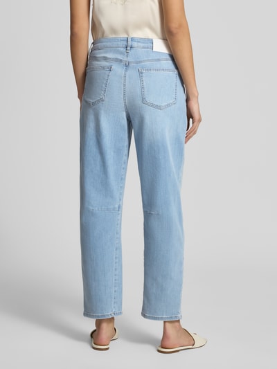 Modelka kobieca nosi Straight Fit Jeans im 5-Pocket-Design Modell 'Melly' od OPUS PANTS, mieszanka bawełny z dodatkiem streczu, krój relaxed fit, zapięcie na guzik i zamek błyskawiczny, szerokość w rozmiarze 36/28: 39 cm, długość wewnętrzna nogawki: 69 cm, jasnoniebieski denim, faktura gładka, widoczne przeszycia, widok całej sylwetki z tyłu.