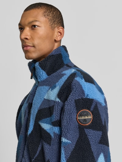 Mannenmodel draagt Fleecejacke im Allover-Look mit Stehkragen van Napapijri, teddyfleece, regular fit, allover blauw patroon, detailopname linkerschouder