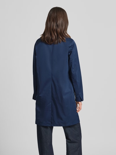 Frauenmodel trägt Relaxed Fit Mantel mit Reverskragen von WHITE LABEL in Dunkelblau, Rückenlänge 94 cm, Rückenansicht, ganzkörperansicht.