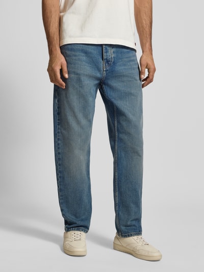Męski model nosi Straight Fit Jeans mit 5-Pocket-Design od Carhartt Work In Progress, bawełna, klasyczny niebieski, widok na całe ciało z przodu.