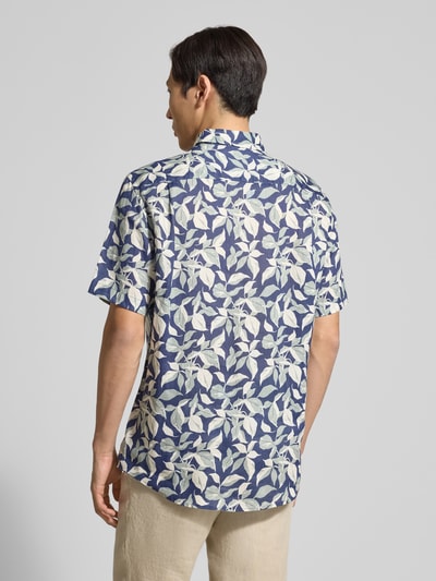 Męski model nosi Regular Fit Freizeithemd aus Leinen mit Button-Down-Kragen od Christian Berg Men, liście w odcieniach niebieskiego, krój regular fit, len, półrękaw, szerokość w rozmiarze M: 47 cm, długość tyłu: 79 cm, widok całej sylwetki z tyłu.