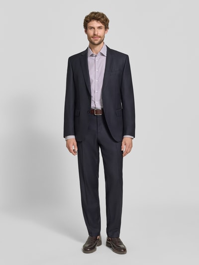 Männermodel trägt Regular Fit Businesshemd mit Kentkragen und Streepmotief von Christian Berg Men aus katoenmix met stretch, Ganzkörperansicht von vorne