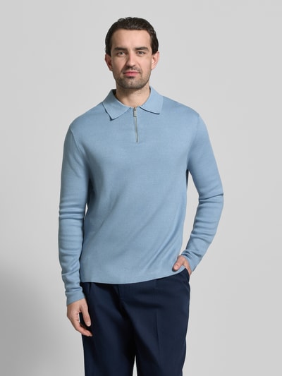 Männermodel trägt Relaxed Fit Pullover aus Viskose-Mix Modell 'TELLER' von SELECTED HOMME in Hellblau, Feinstrick, unifarben, Ganzkörperansicht von vorne.