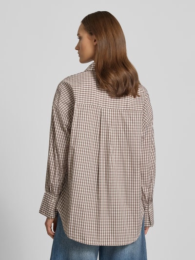 Frauenmodel trägt Regular Fit Hemdbluse mit Baumwoll-Anteil Modell 'OREGON' von ONLY im Karomuster, Damen Hemdbluse von ONLY, Ganzkörperansicht Rückansicht.