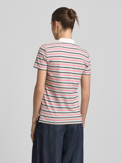 Frauenmodel trägt Regular Fit Poloshirt aus Baumwoll-Mix von Tom Tailor, efekt: wzór w paski na całej powierzchni, krój regular fit, wyhaftowany motyw, kołnierzyk polo, dekolt w serek, listwa guzikowa, krótki rękaw, wykończenie materiału: pika, mieszanka bawełny, Ganzkörperansicht Rückansicht