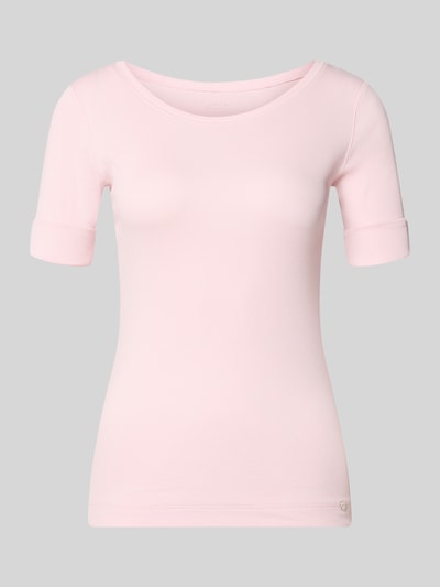 Produktfoto, T-Shirt mit Rundhalsausschnitt und Label-Detail von Marc Cain, Damen T-Shirt in zartem Rosa, Baumwoll-Elasthan-Mix, Slim-Fit, Rückenlänge 55 cm bei Größe 36, kurze Ärmel mit Aufschlag, glatte Struktur