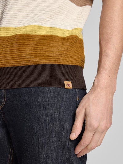 Männermodel trägt Regular Fit Poloshirt mit Knopfleiste von Scotch & Soda, Reine Baumwolle, Strukturmuster, Allover-Look, Detailaufnahme.