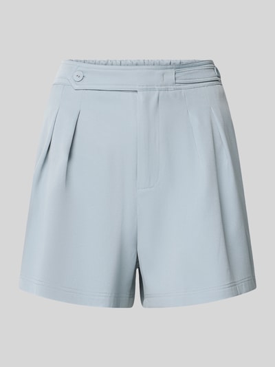 Produktfoto, Shorts mit Falten und Eingrifftasche von Little Mistress in hellblauem Material-Mix mit Stretch, Regular Fit, sichtbare Falten.