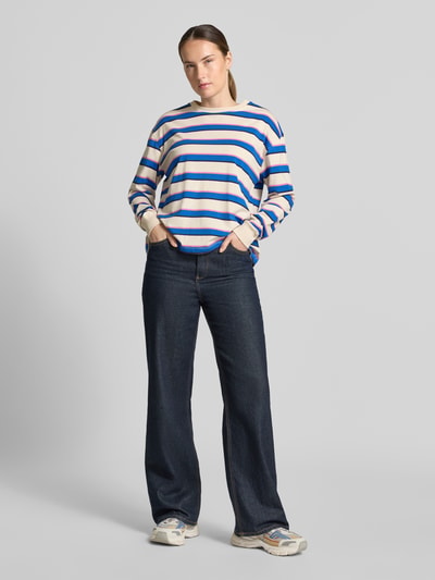 Frauenmodel trägt Regular Fit T-Shirt aus reiner Baumwolle von Jake*s Casual in Streifenoptik mit Blau, Beige und Rosa, Ganzkörperansicht von vorne.
