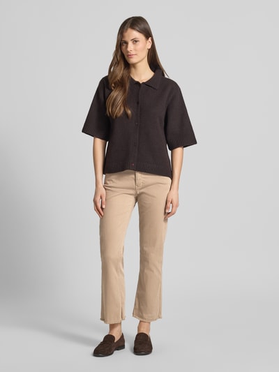 Frauenmodel trägt Straight Fit Jeans im 5-Pocket-Design von Raffaello Rossi in Beige mit Fransenbesatz, elastischem Material-Mix, verkürzter Passform, Ganzkörperansicht von vorne.