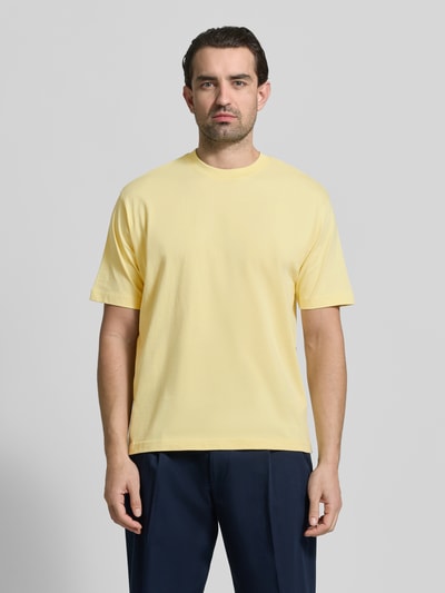 Männermodel trägt Regular Fit T-Shirt aus reiner Baumwolle von MCNEAL in Gelb, Rundhalsausschnitt, Kurzarm, Ganzkörperansicht von vorne.