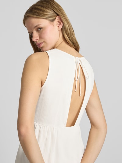 Frauenmodel trägt Regular Fit Chiffonkleid in Crêpe-Optik Modell 'LARA' von Pieces, unifarben, Cut Out am Rücken, Nahaufnahme Rückansicht.