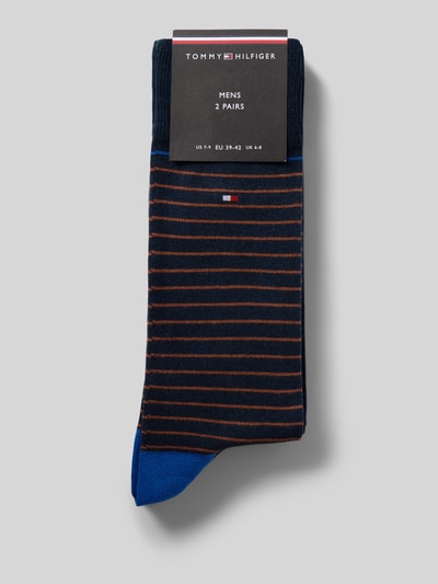 Produktfoto, ciemnogranatowe skarpety w czerwone i niebieskie paski, niebieskie detale, Socken aus Baumwoll-Mix im 2er-Pack Modell 'MEN SMALL STRIPE SOCK' von Tommy Hilfiger, Herren Socken von Tommy Hilfiger