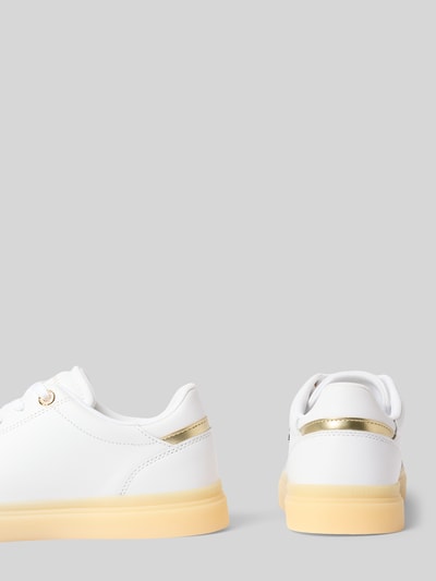 Productfoto, witte sneakers van leer met gouden logodetails en beige zool, Sneaker aus echtem Leder mit Logo-Details van Tommy Hilfiger, dames sneakers