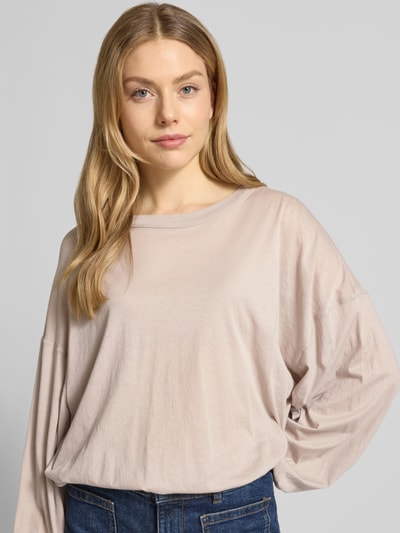 Frauenmodel trägt Relaxed Fit Longsleeve mit elastischen Abschlüssen Modell 'Laloom' von American Vintage, Baumwolle, Nahaufnahme Oberkörper.