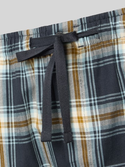 Produktfoto, Regular Fit Pyjama-Hose aus reiner Baumwolle von SCHIESSER, kariertes Muster in Dunkelblau, Weiß und Braun, elastischer Bund mit Tunnelzug, seitliche Eingrifftaschen, weiche Baumwolltextur