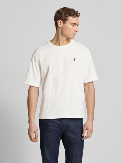 Männermodel trägt Relaxed Fit T-Shirt aus reiner Baumwolle von Polo Ralph Lauren in Unifarbe mit Logo-Detail, Ganzkörperansicht von vorne.