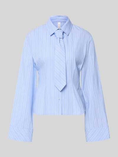 Produktfoto, Hemdbluse aus reiner Baumwolle mit integrierter Krawatte von MYON, taillierte Passform, hellblau mit feinen Streifen, glatter Stoff