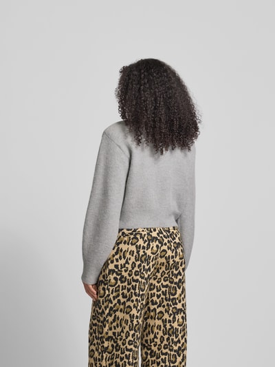 ROTATE Strickjacke mit V-Ausschnitt Hellgrau 5