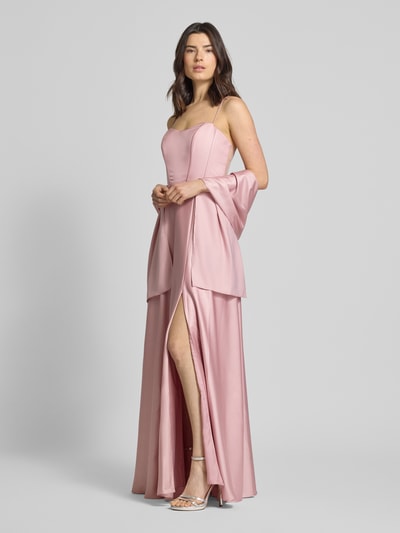 Frauenmodel trägt Abendkleid aus Satin mit Spaghettiträgern von Unique in Rosé, A-Linie, Maxikleid, Corsagenkleid, Ganzkörperansicht von vorne. Rückenlänge bei Größe 36: 129 cm, Brustweite: 33 cm.