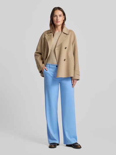 Vrouwenmodel draagt lichtblauwe Wide Fit Stoffhose met Viskose-Anteil Modell 'Nanni' van FREE/QUENT, elastische mix, vooraanzicht.