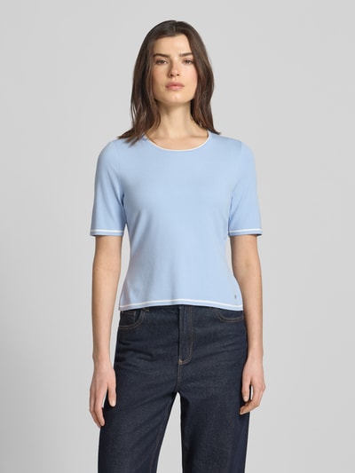 Frauenmodel trägt Strickshirt aus Viskose-Mix mit Rundhalsausschnitt von Marc Cain, hellblau, körpernahe Passform, 1/2-Arm, Ganzkörperansicht von vorne.