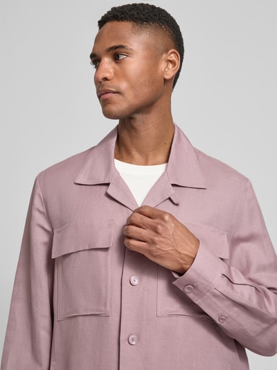 Männermodel trägt Regular Fit Hemdjacke aus Leinen-Viskose-Mix Modell 'ANTIGUA' von Antony Morato mit Reverskragen, Nahaufnahme Oberkörper, Kontext: Herren Hemdjacke, Brusttaschen, Rückenlänge 72 cm bei Größe 50.