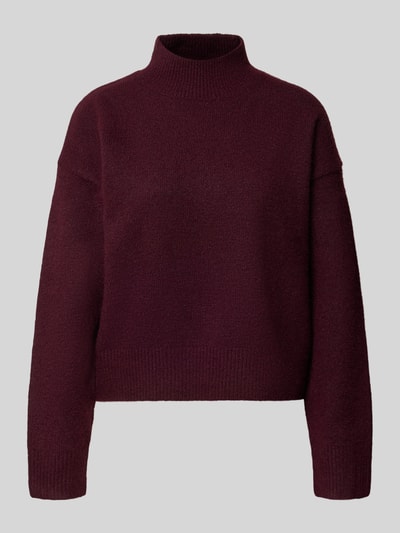 Produktfoto, Turtleneck-Pullover mit Woll-Anteil und Rundhalsausschnitt von Neo Noir in dunklem Bordeaux, gerader Schnitt, gerippte Abschlüsse, Modell Paulina