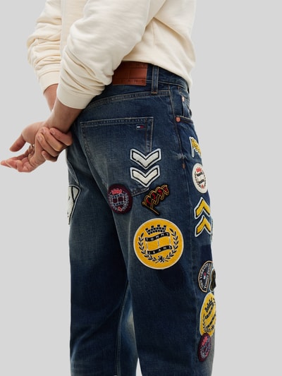 Tommy Jeans Straight Fit Jeans mit auffälligen Patches Jeansblau 6