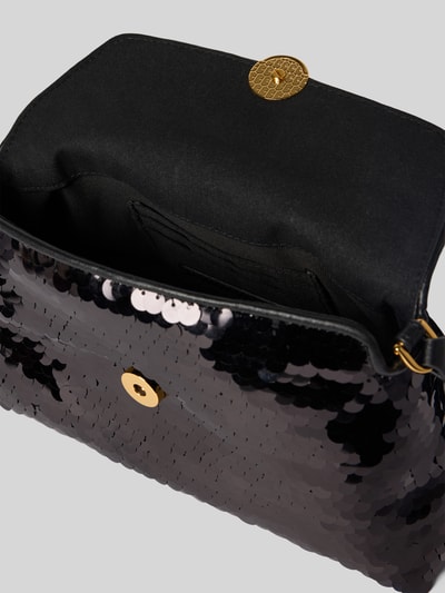 Produktfoto, czarna torebka z cekinów z klapką, zapięcie na magnes, uchwyt, pasek na ramię, model 'SFERA SOFT' od FURLA, szerokość w rozmiarze 1: 22 cm, długość w rozmiarze 1: 14 cm, głębokość w rozmiarze 1: 10 cm, długość paska na ramię w rozmiarze 1: 110 cm, główna przegroda
